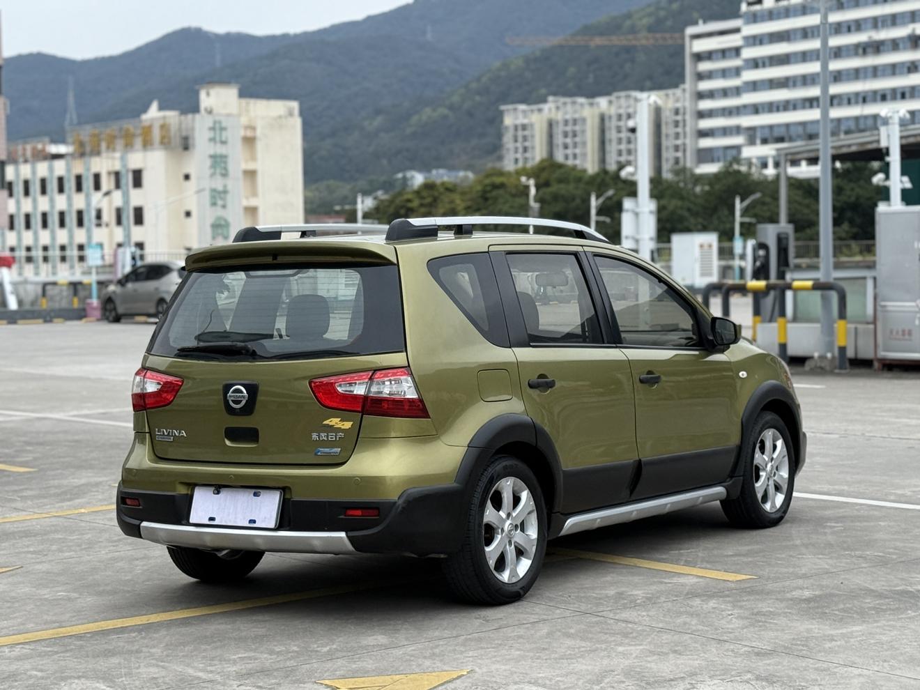 Nissan Livina 2015 thumb 3