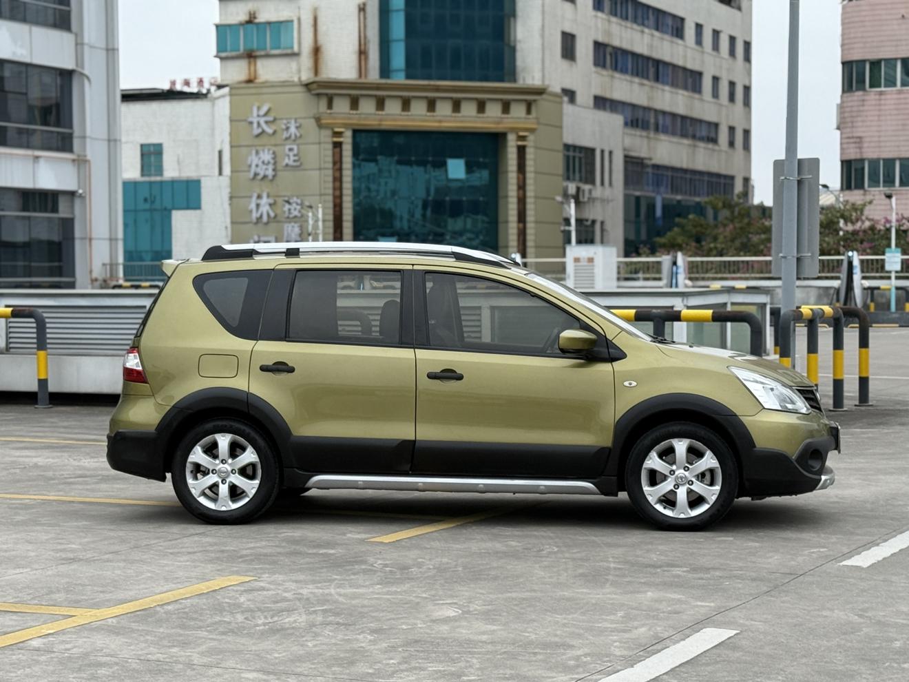 Nissan Livina 2015 thumb 4