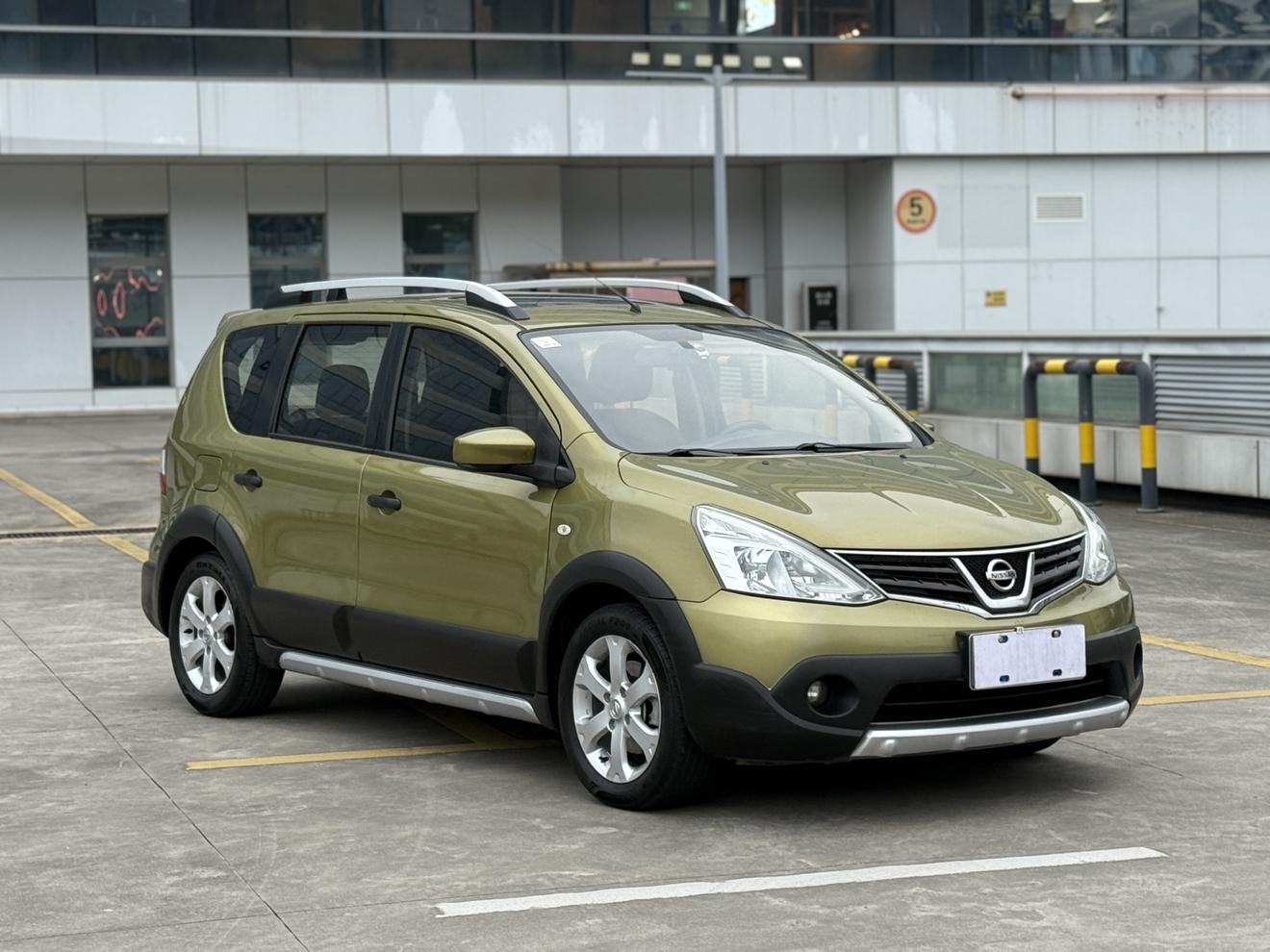 Nissan Livina 2015 thumb 11