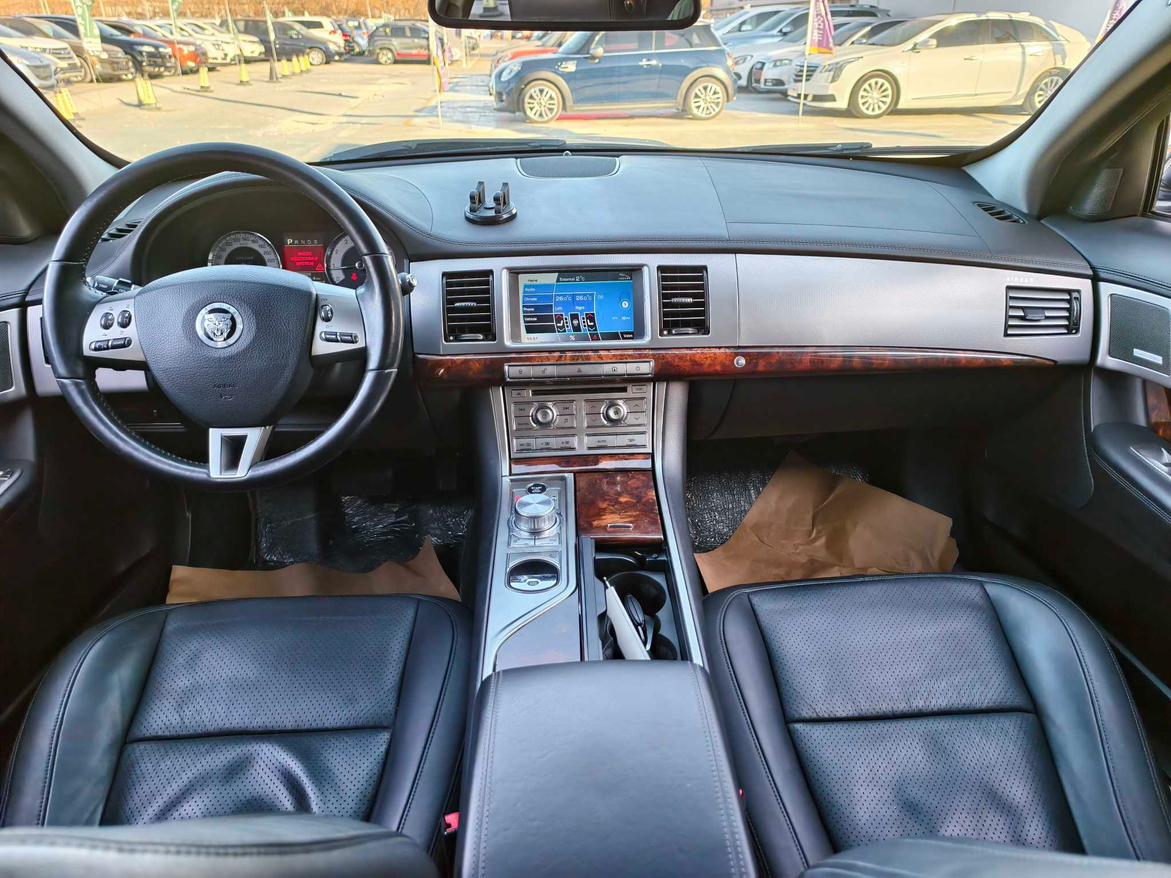 Jaguar XF 2010 thumb 8