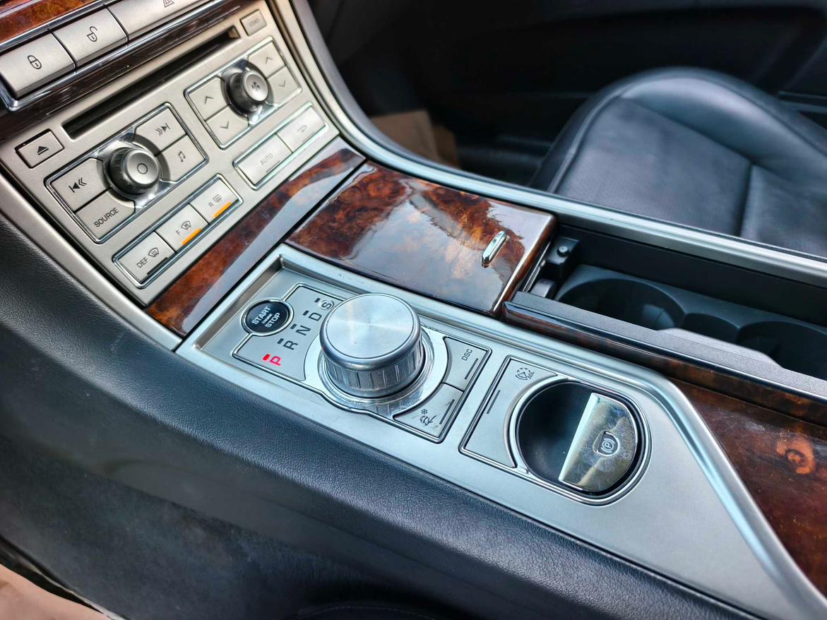Jaguar XF 2010 thumb 11