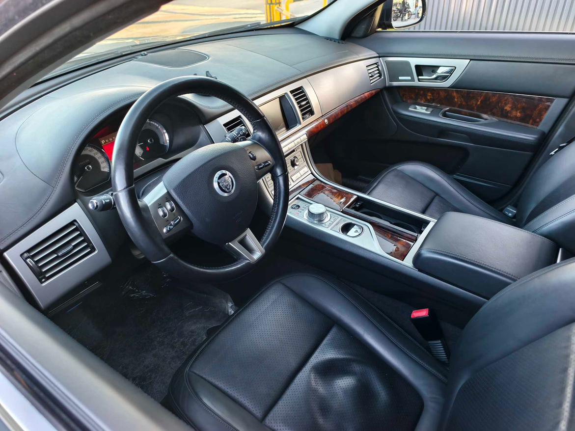 Jaguar XF 2010 thumb 12