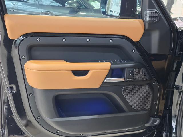 Land Rover Defender 2024 thumb 4