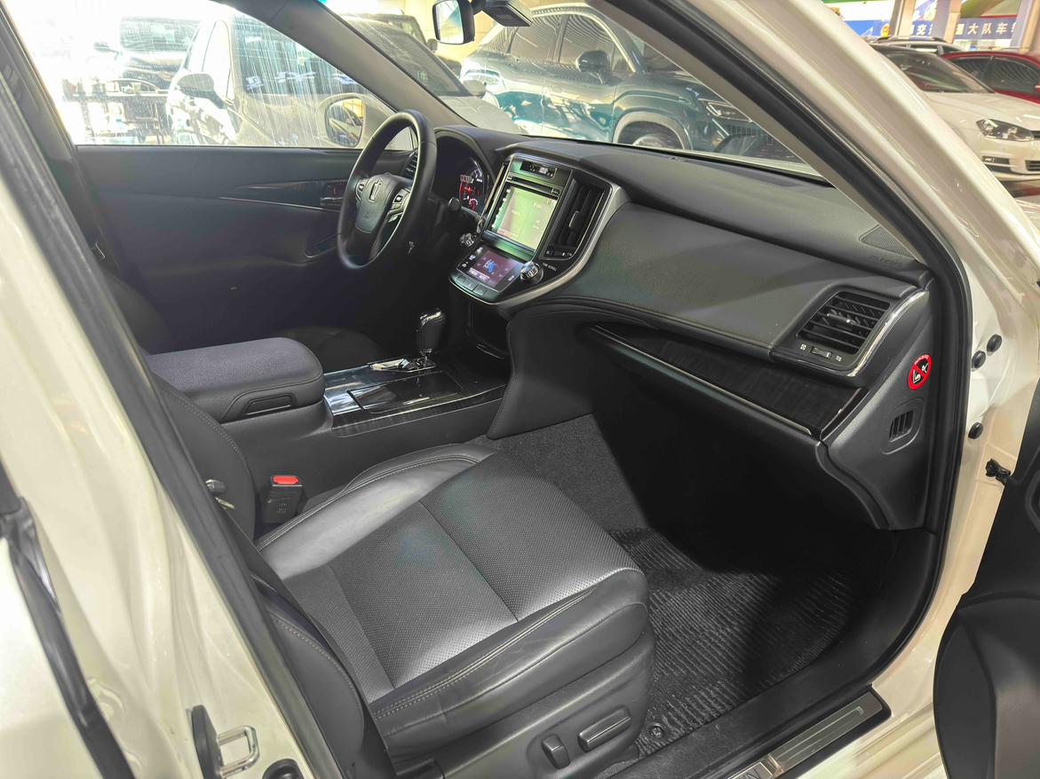 Toyota Crown 2016 thumb 3