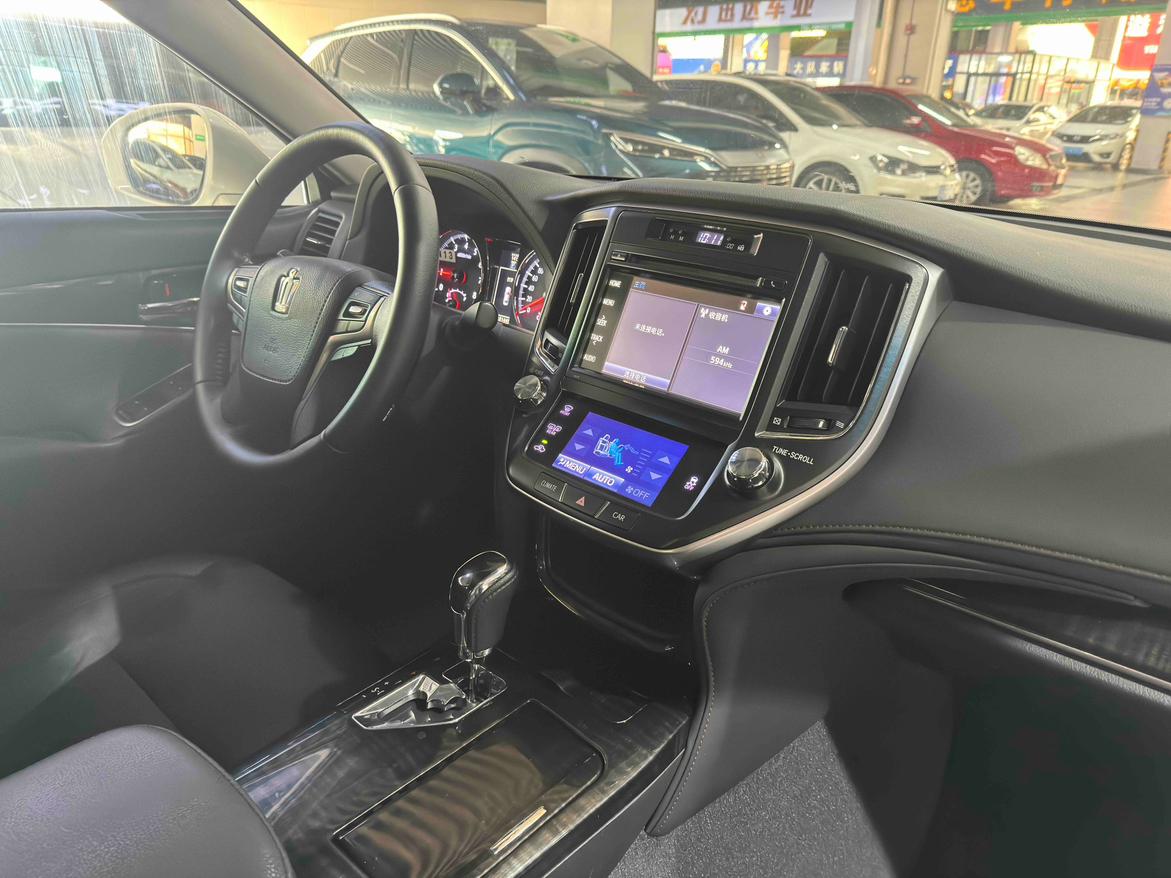 Toyota Crown 2016 thumb 7