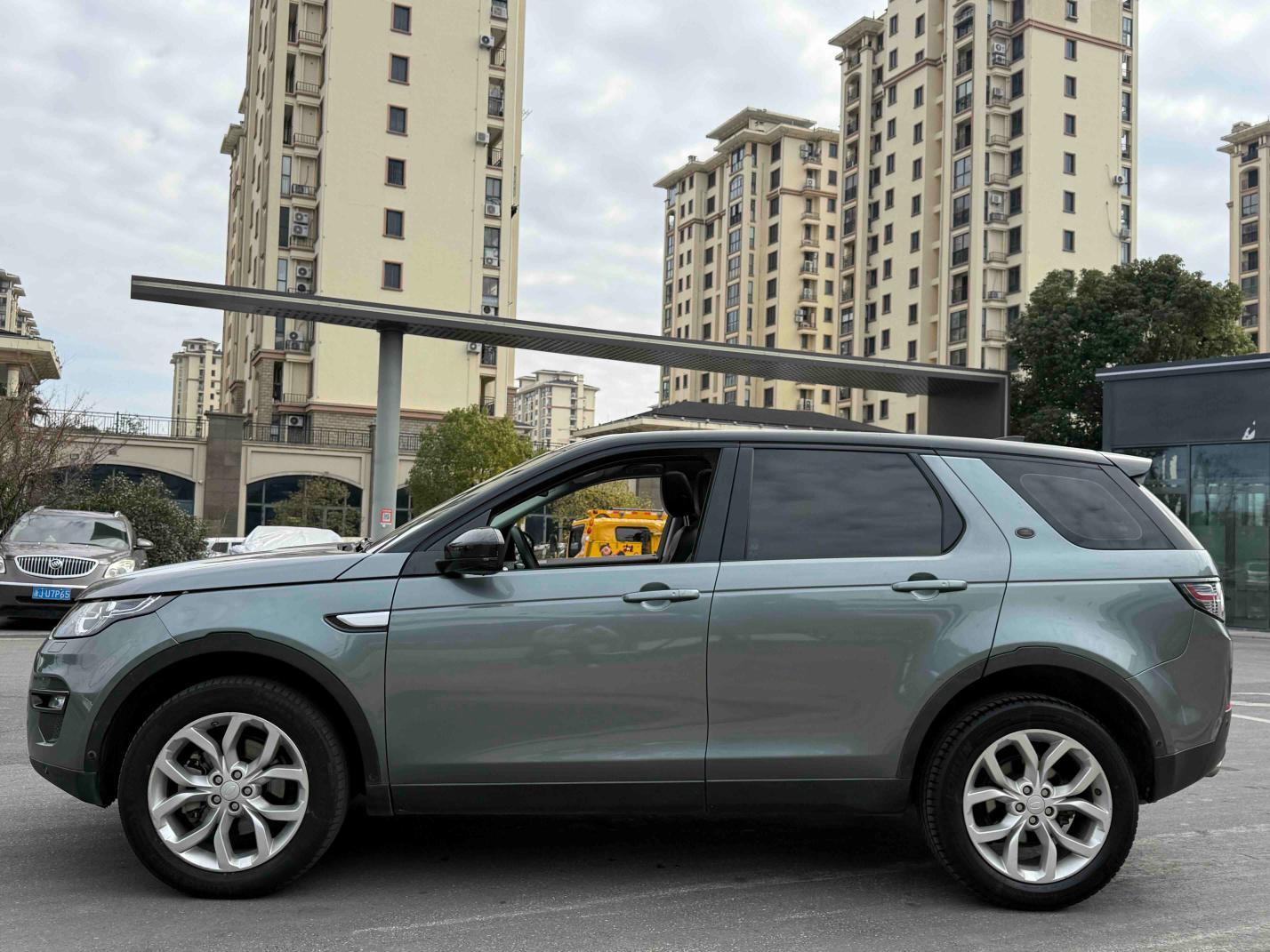 Land Rover Discovery Sport 2019 thumb 2