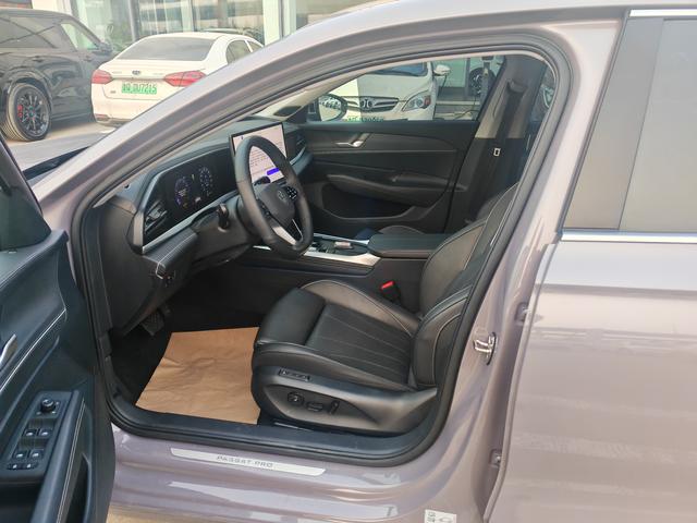 Volkswagen Passat 2025 thumb 4