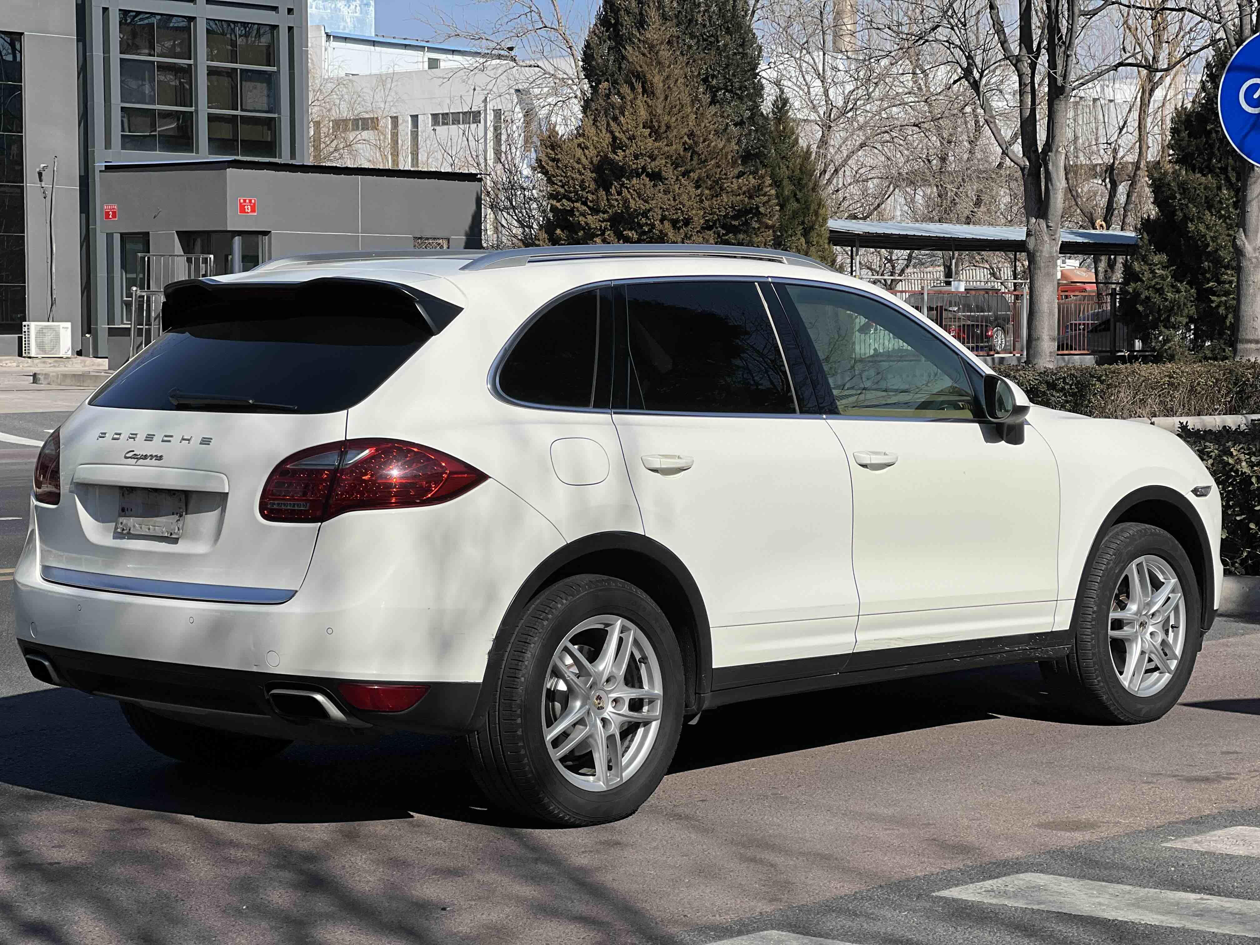 Porsche Cayenne 2011 thumb 4