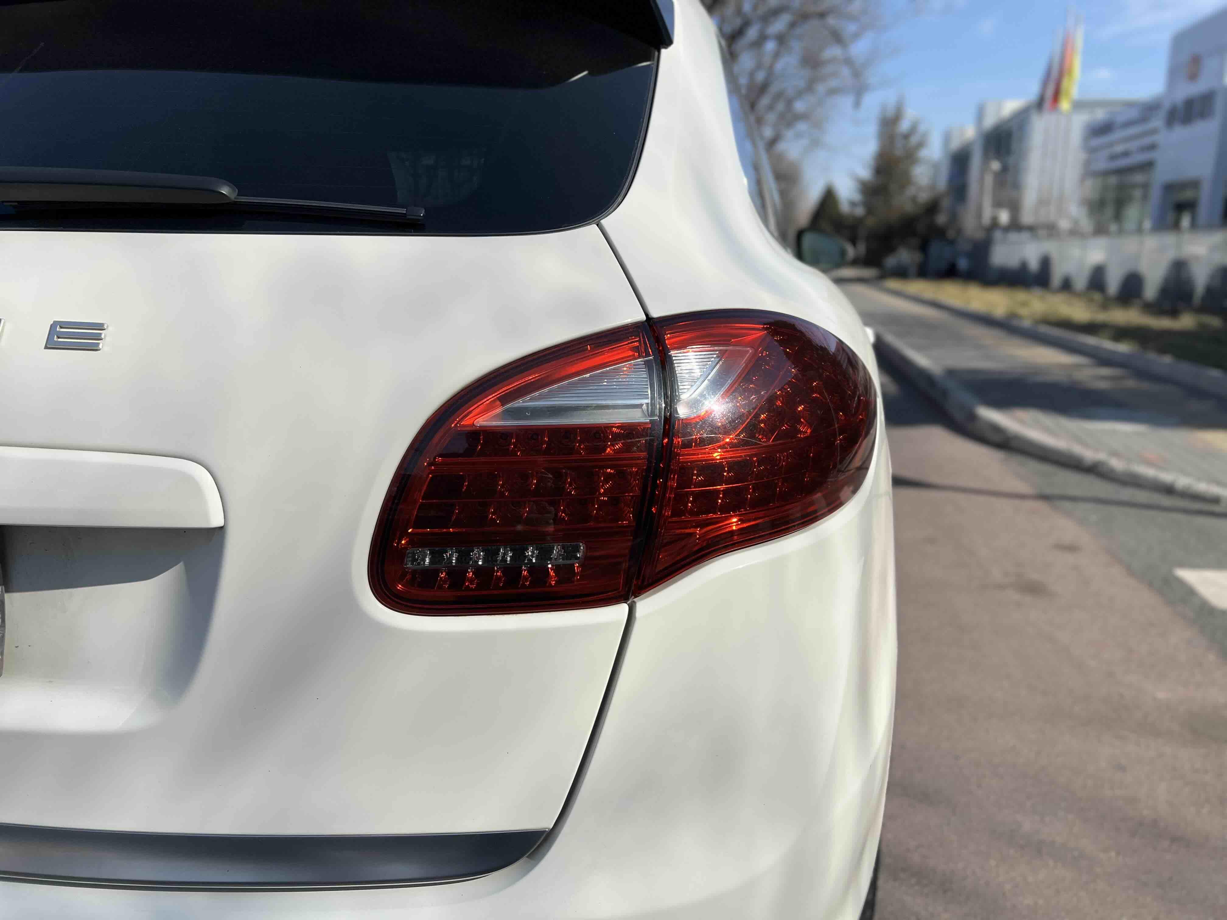 Porsche Cayenne 2011 thumb 6
