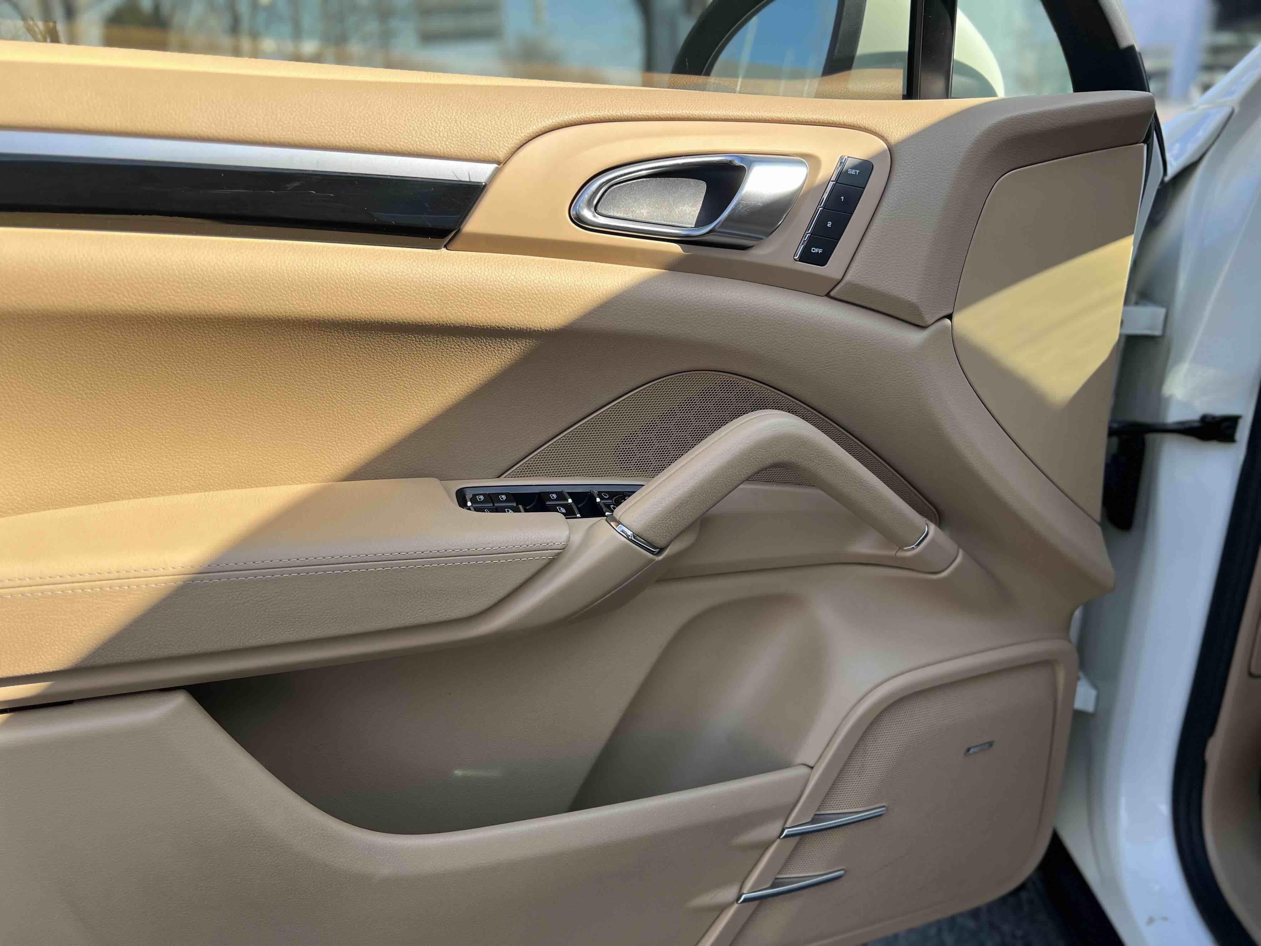 Porsche Cayenne 2011 thumb 10