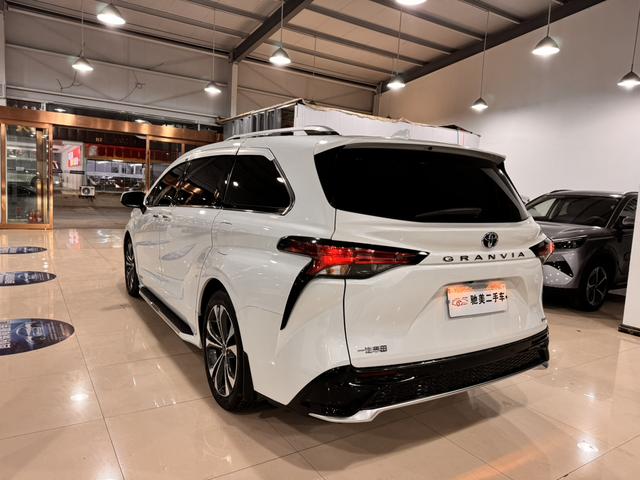 Toyota Granvia 2023 thumb 4