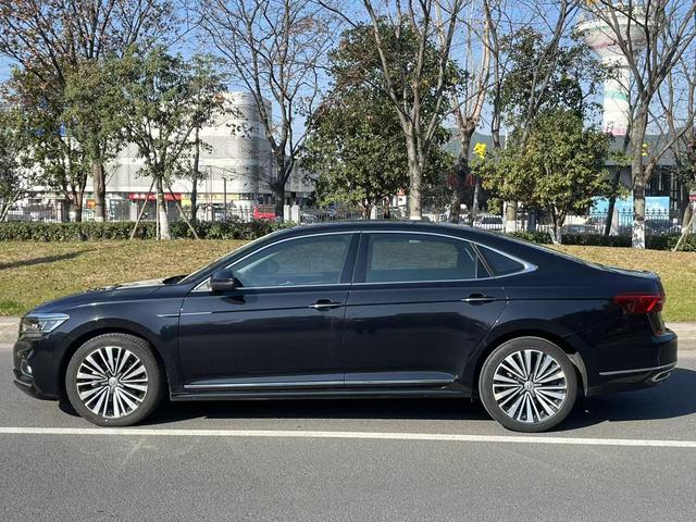 Volkswagen Passat 2019 thumb 2