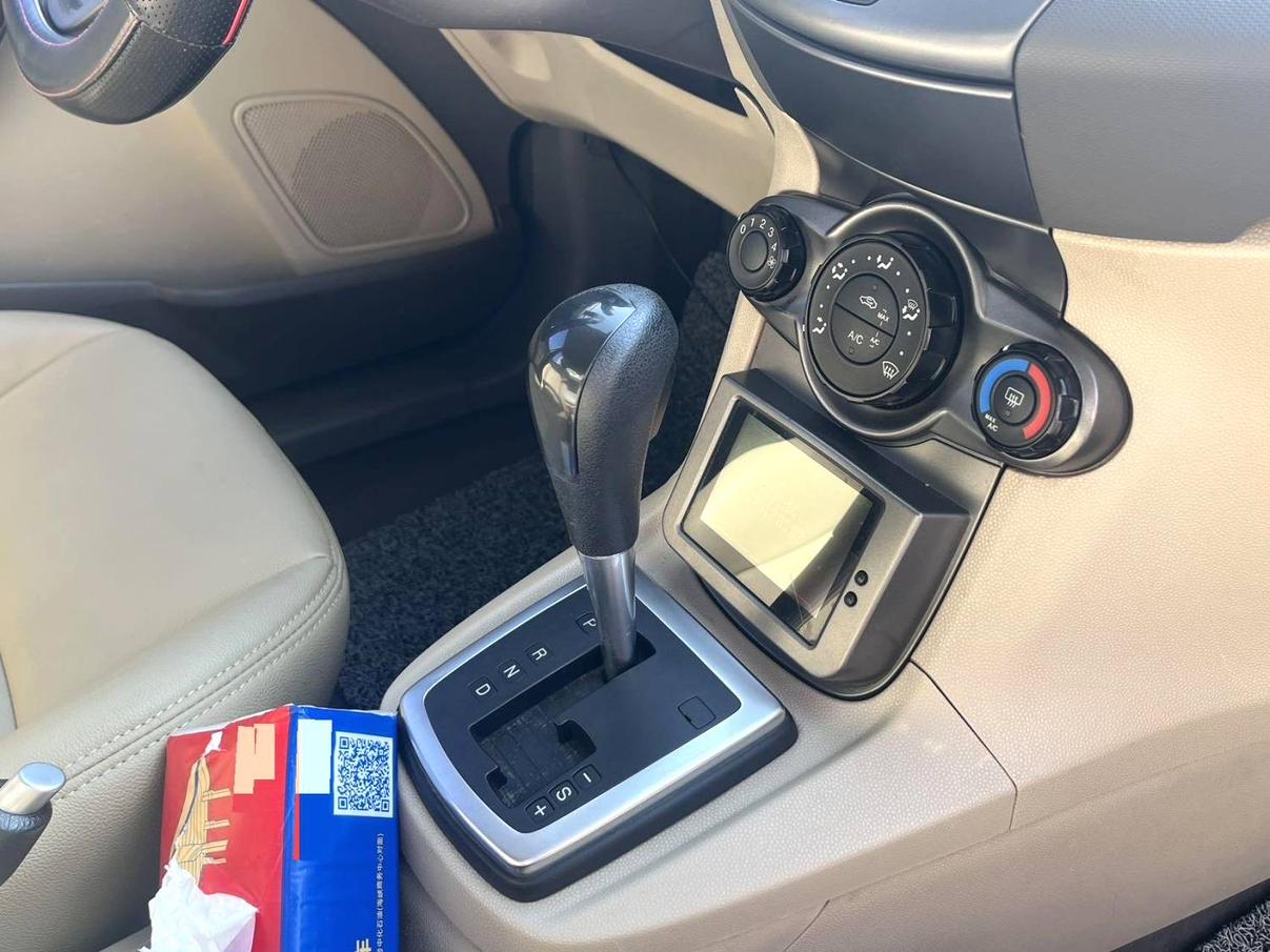 Ford Fiesta 2012 thumb 6