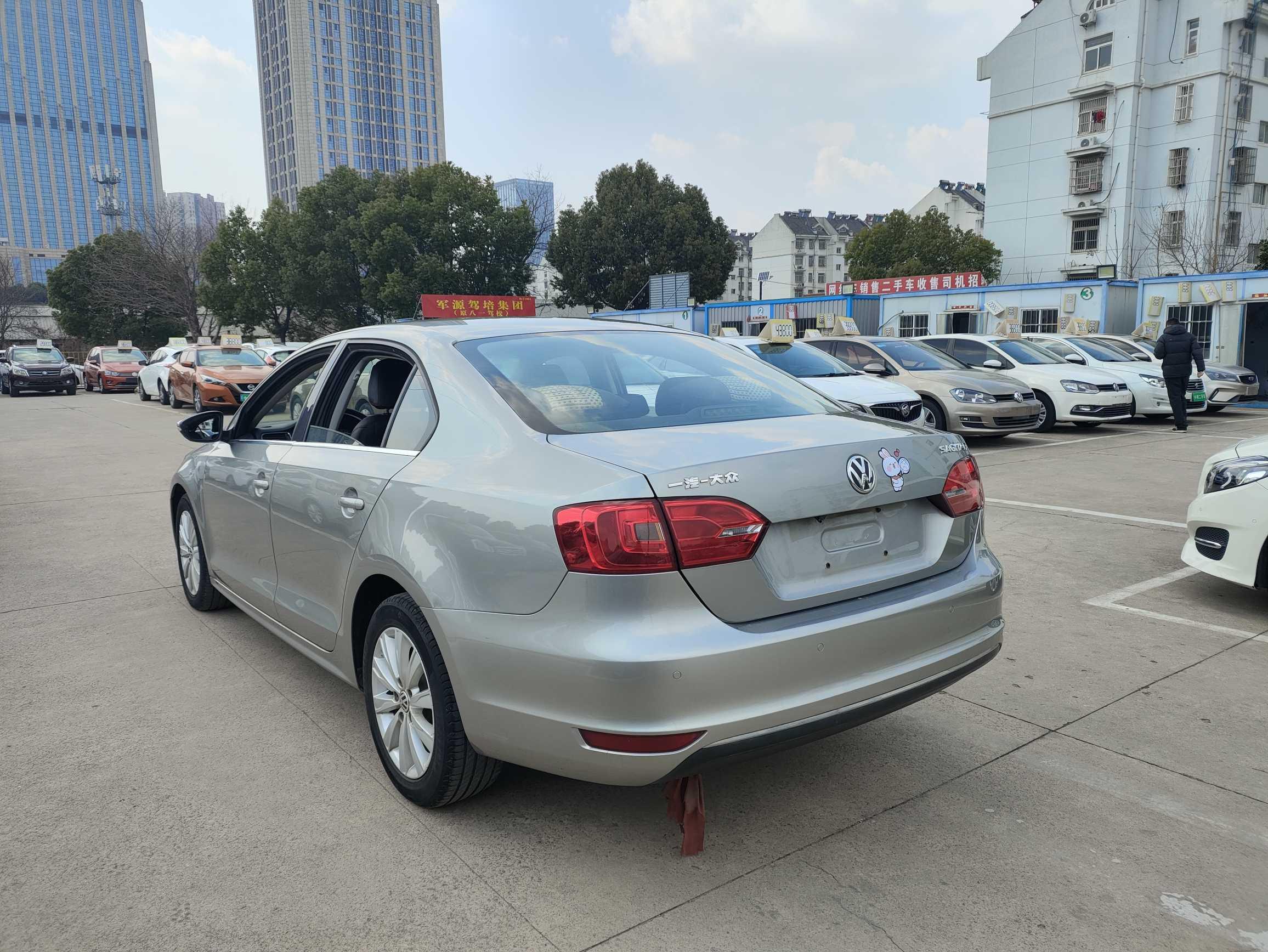 Volkswagen Sagitar 2015 thumb 2