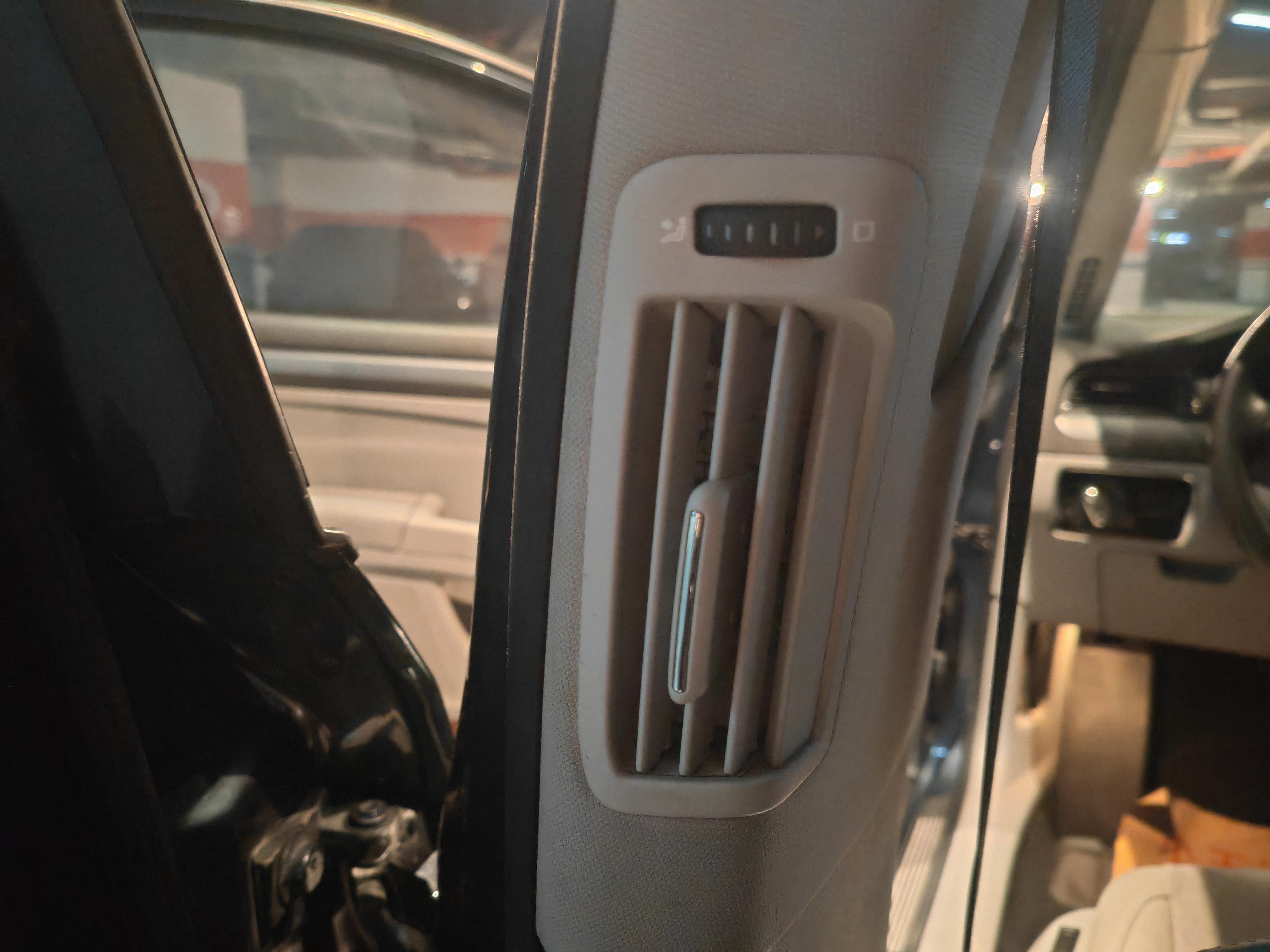 Skoda Octavia 2010 thumb 10