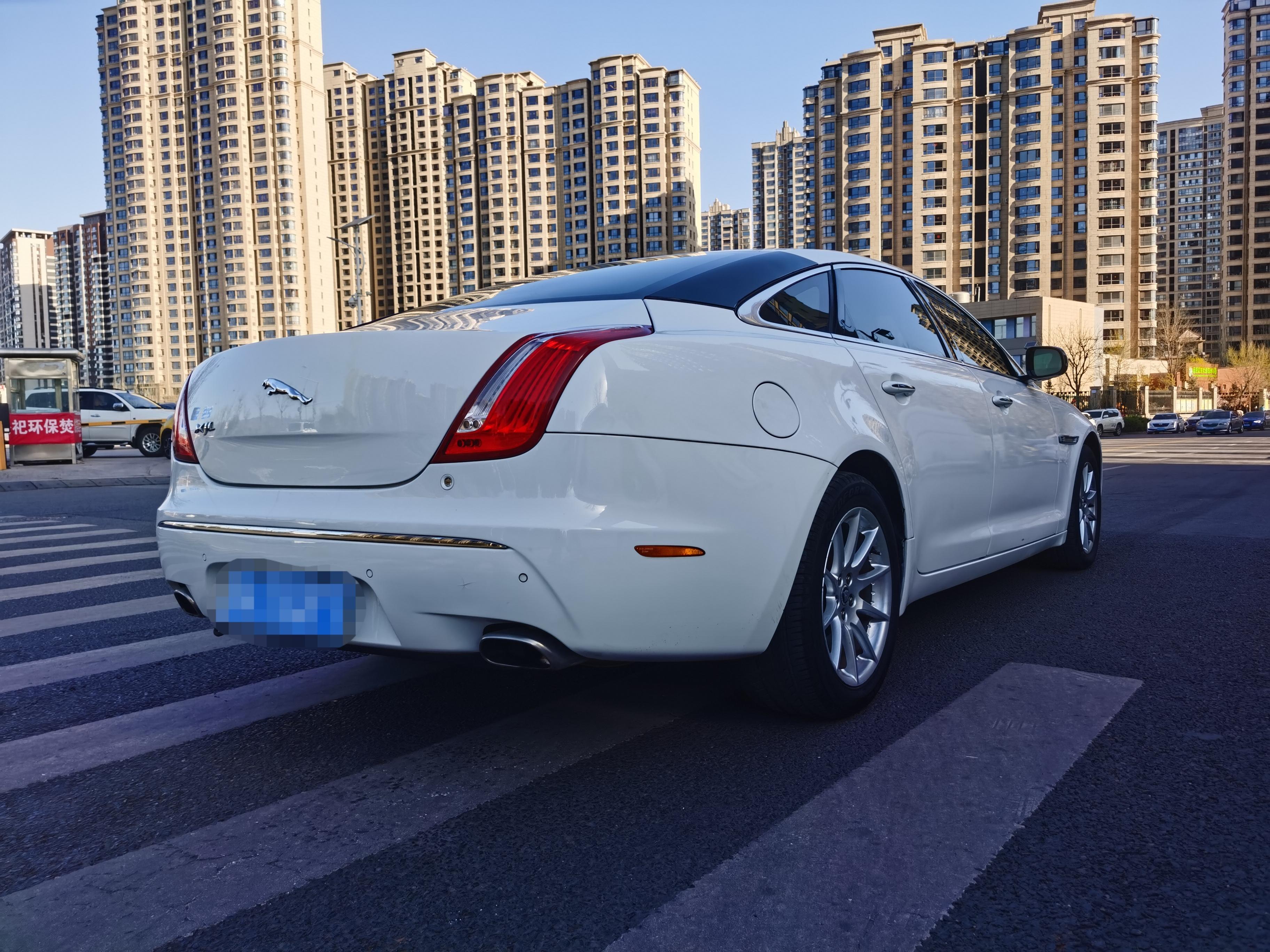 Jaguar XJ 2011 thumb 3