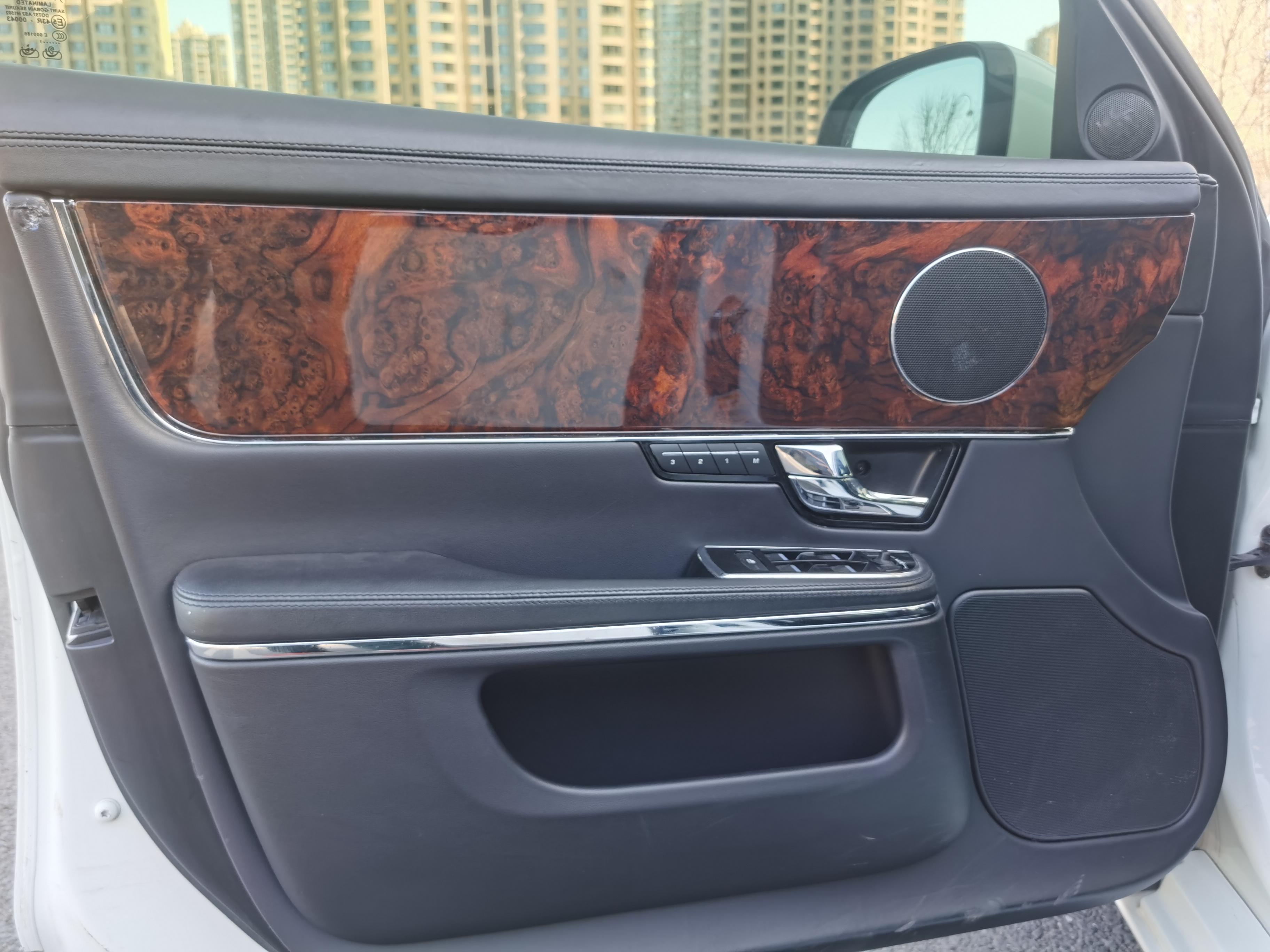 Jaguar XJ 2011 thumb 6