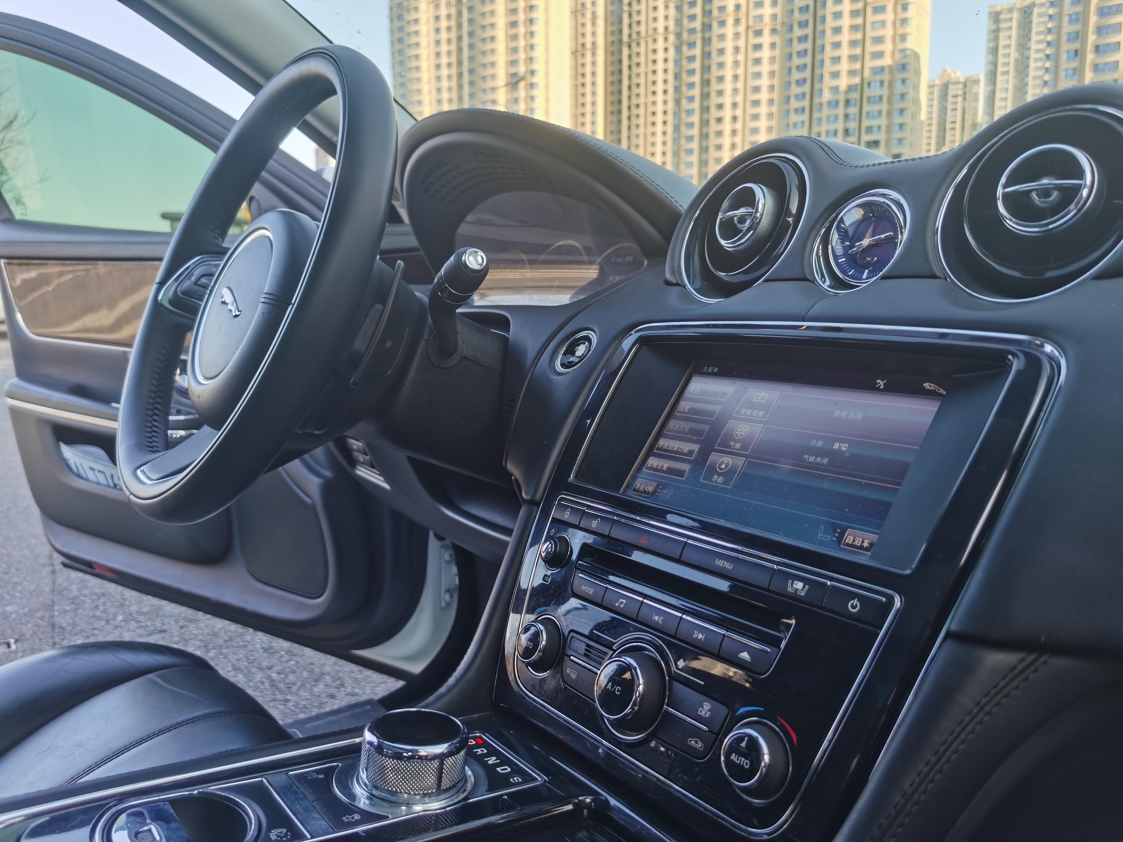 Jaguar XJ 2011 thumb 11