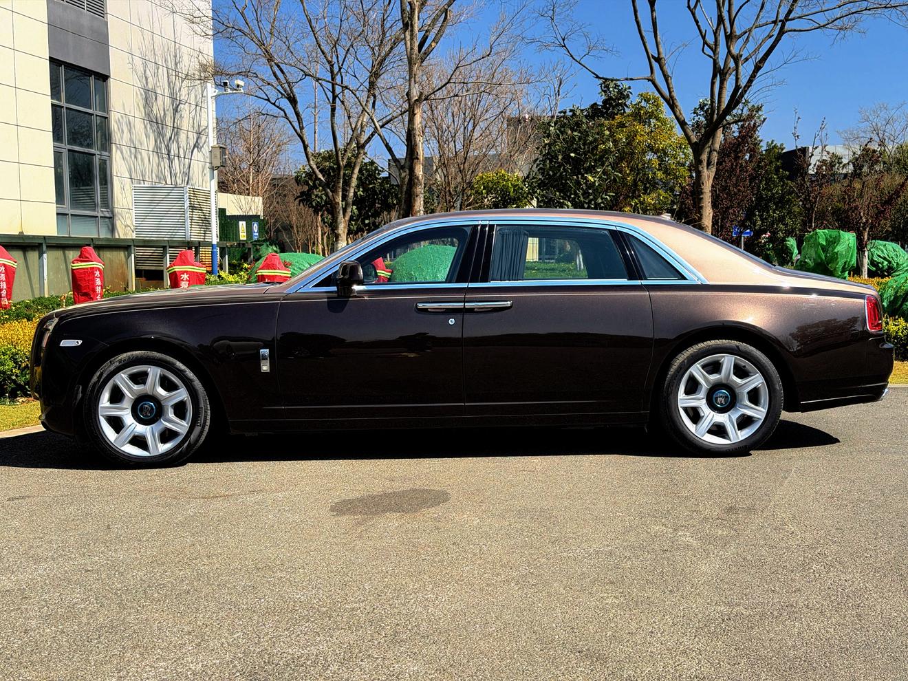 Rolls-Royce Ghost 2014 thumb 2