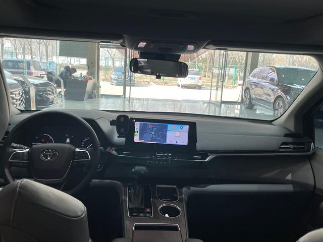 Toyota Granvia 2024 thumb 3
