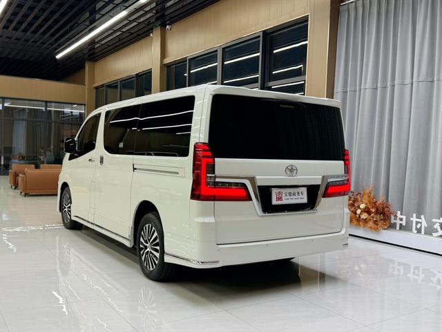 Toyota Granvia 2024 thumb 2