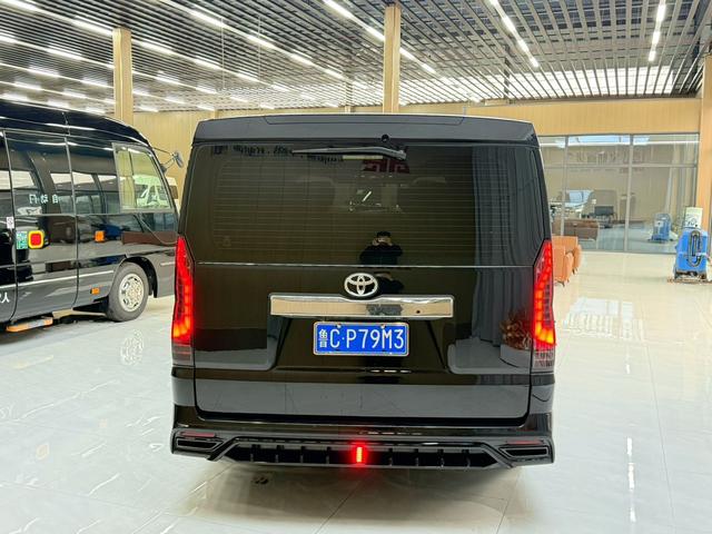 Toyota HiAce 2024 thumb 2