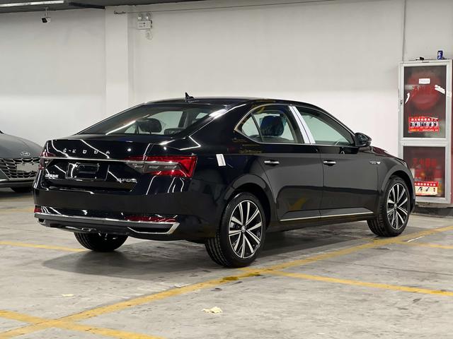 Skoda Superb 2025 thumb 2