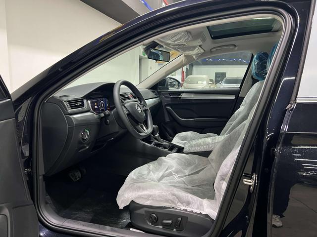 Skoda Superb 2025 thumb 4
