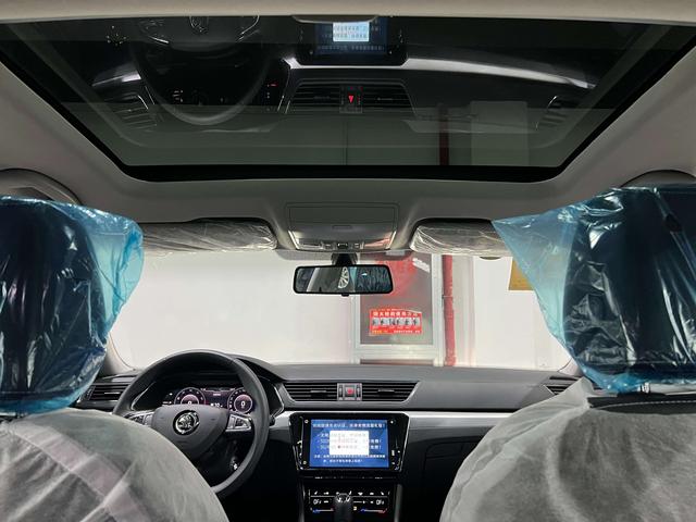 Skoda Superb 2025 thumb 8