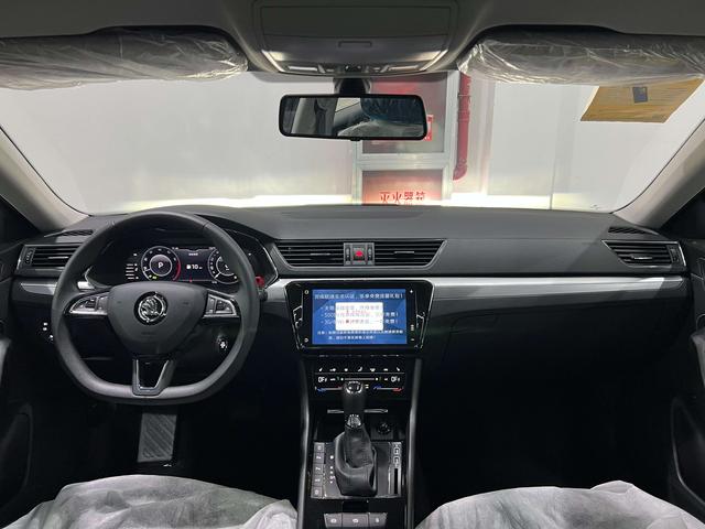 Skoda Superb 2025 thumb 9