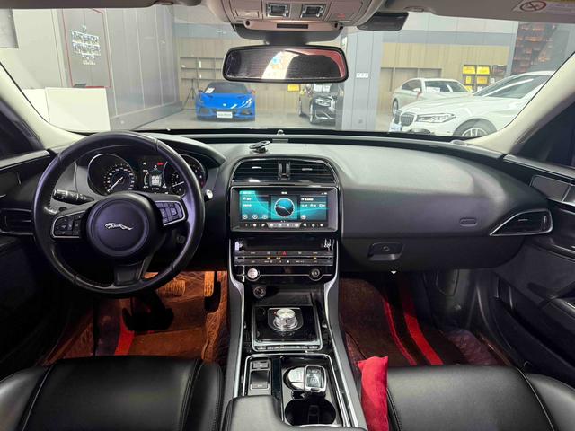 Jaguar XE 2019 thumb 6