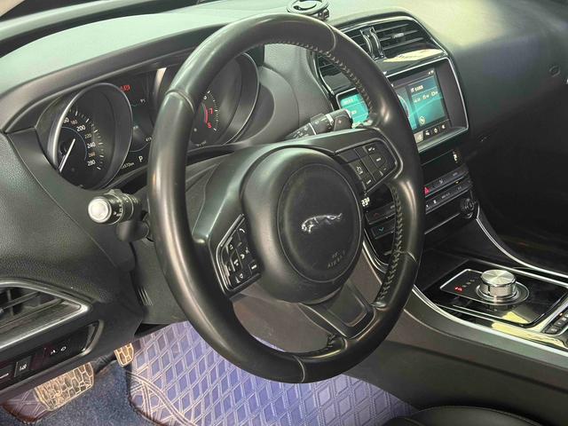 Jaguar XE 2019 thumb 8