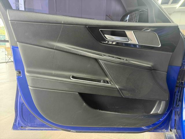 Jaguar XE 2019 thumb 9