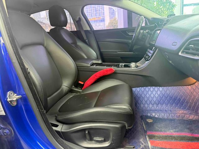 Jaguar XE 2019 thumb 10