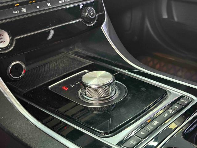 Jaguar XE 2019 thumb 12