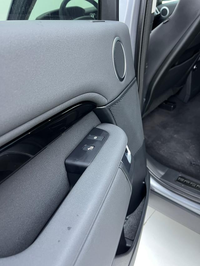 Land Rover Discovery 2020 thumb 2
