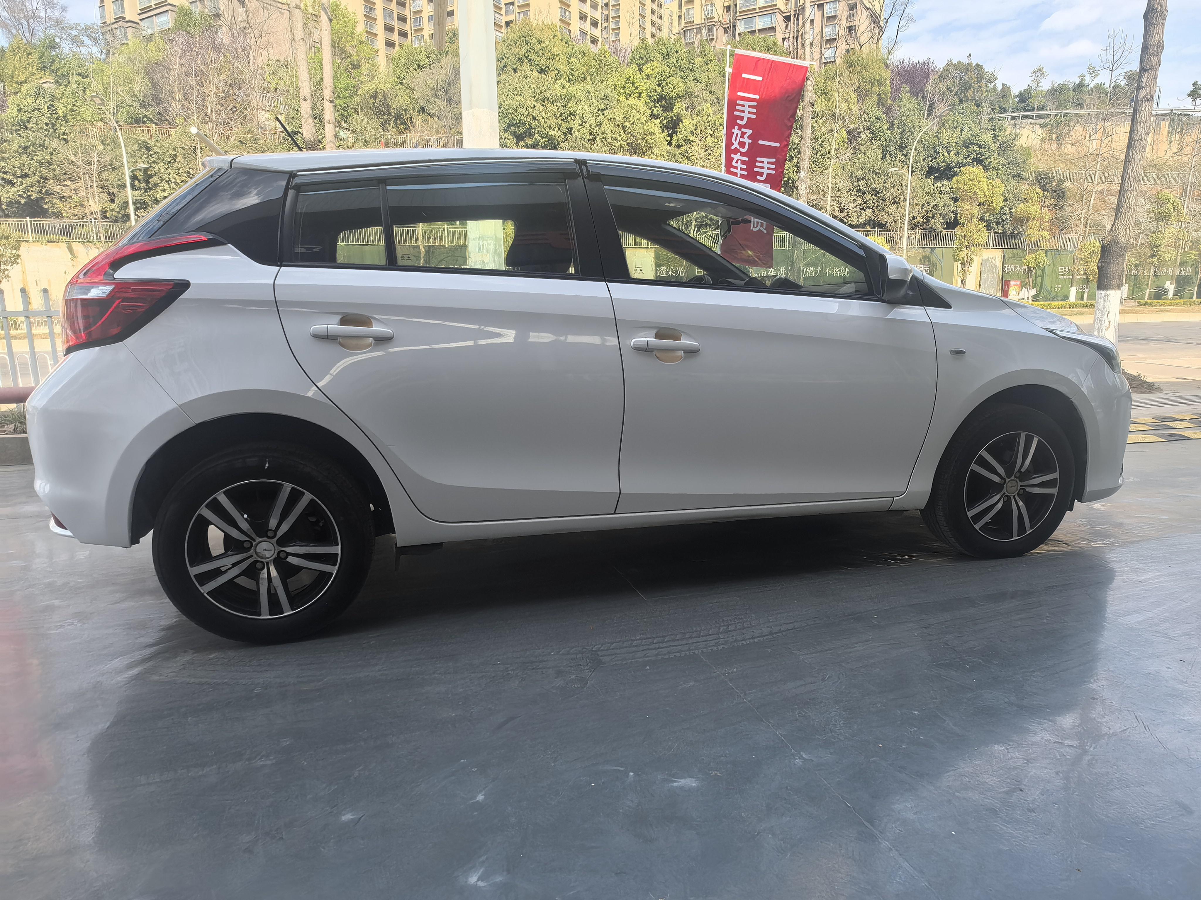 Toyota Yaris 2017 thumb 6