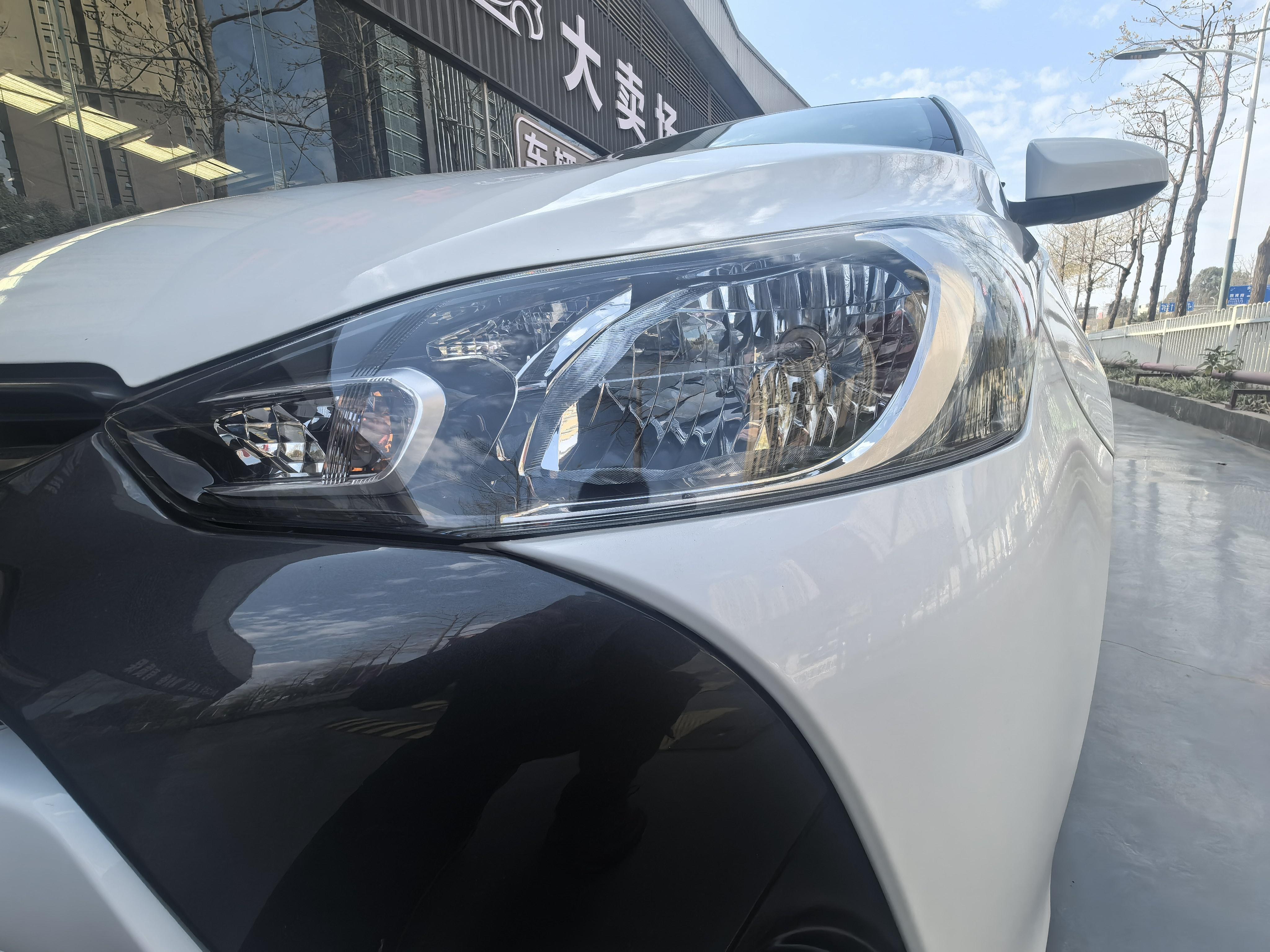 Toyota Yaris 2017 thumb 9