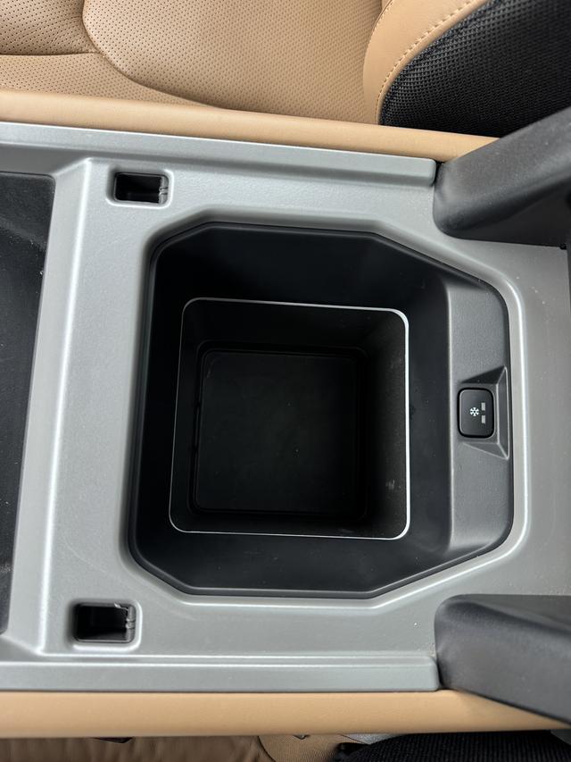 Land Rover Defender 2025 thumb 5