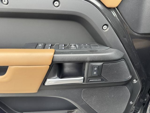 Land Rover Defender 2025 thumb 10