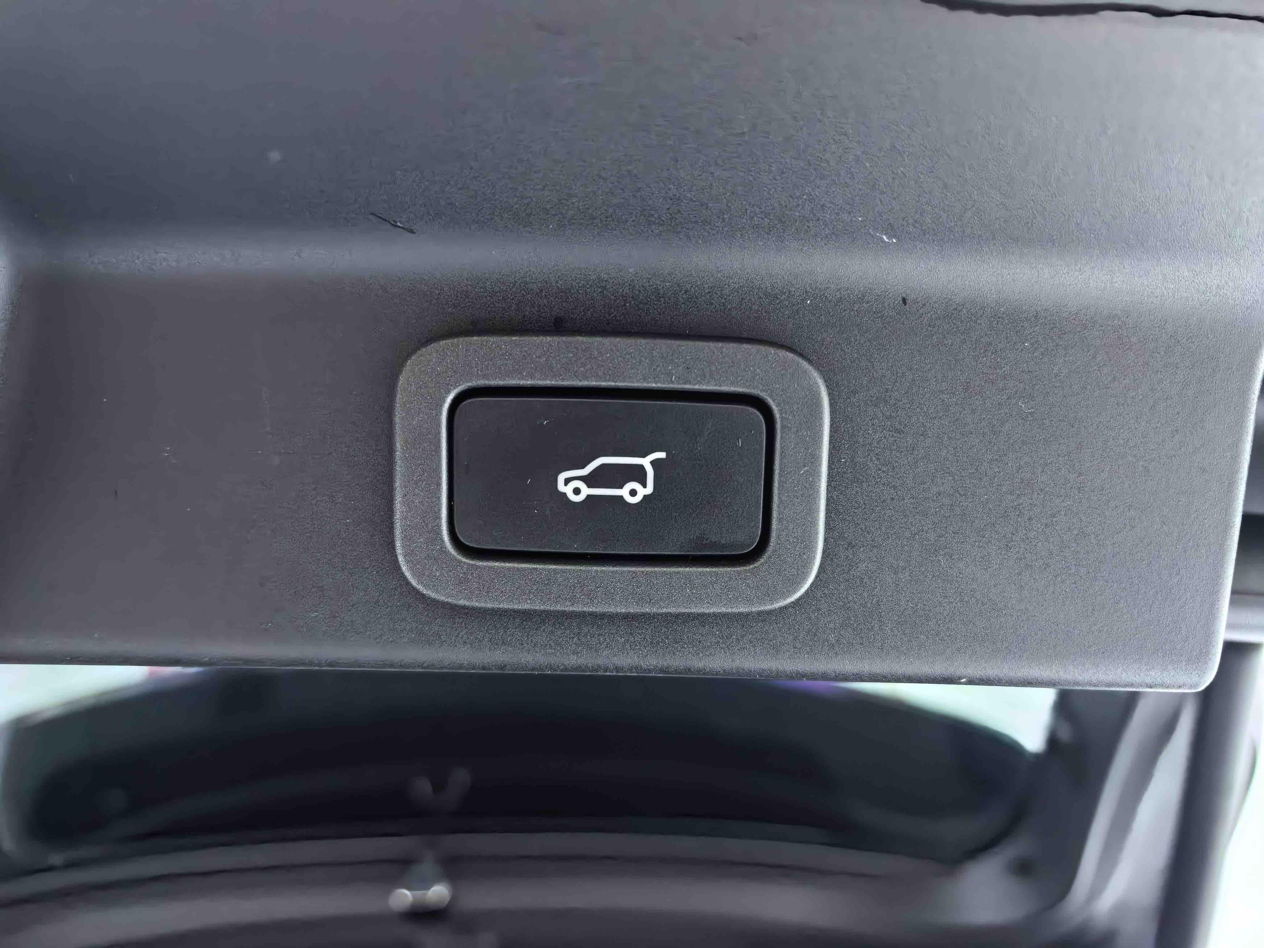 Jaguar F-Pace 2017 thumb 12