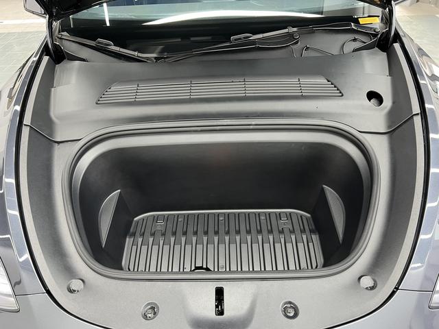 Tesla Model Y 2024 thumb 8