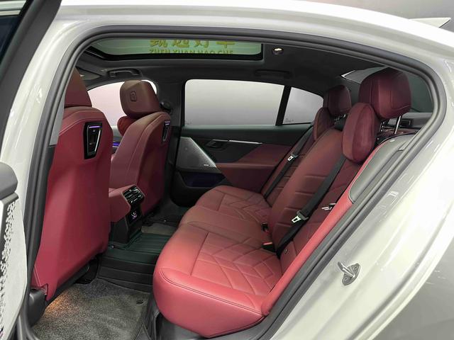 BMW 5 серии 2025 thumb 4