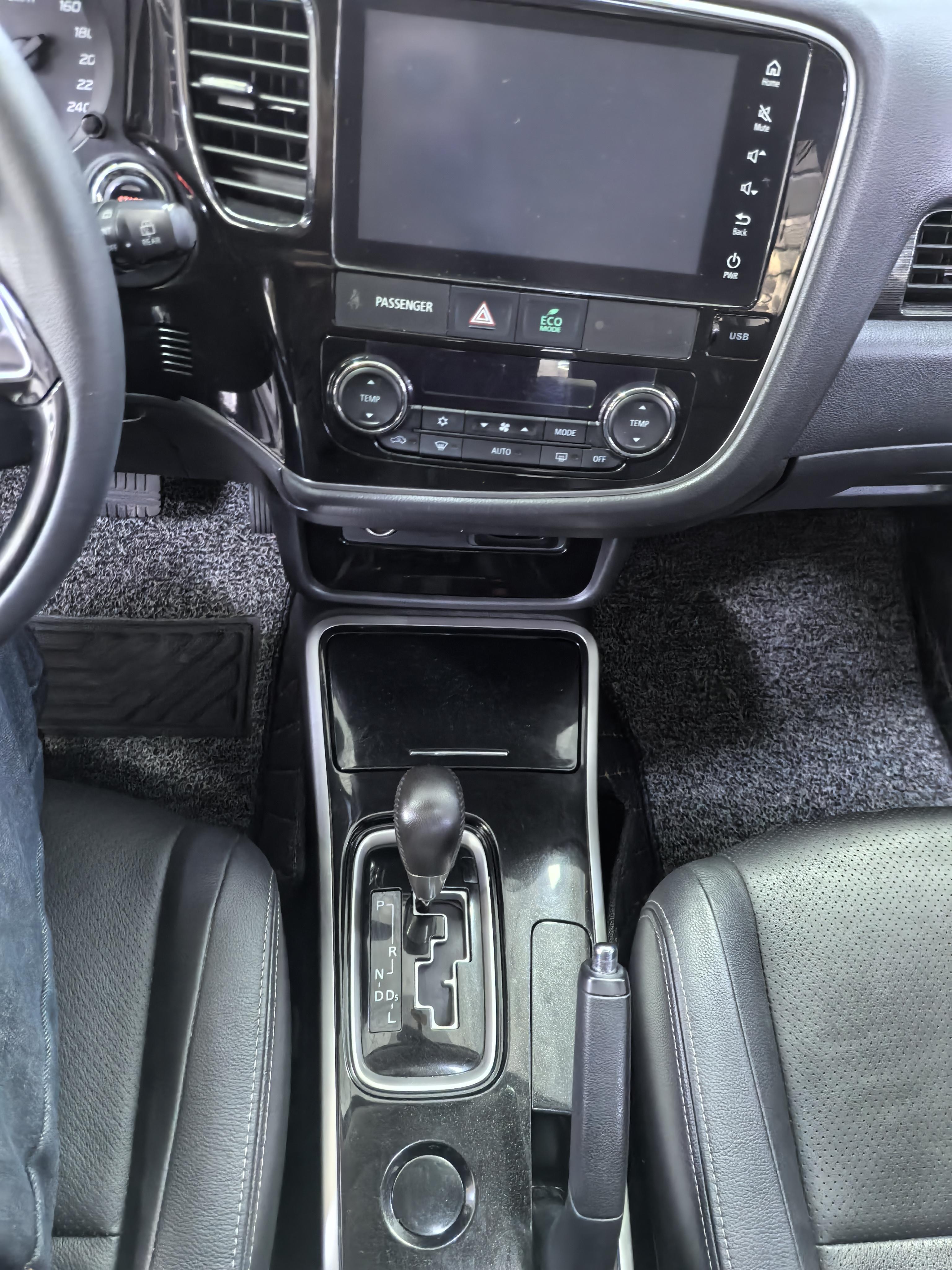 Mitsubishi Outlander 2018 thumb 8