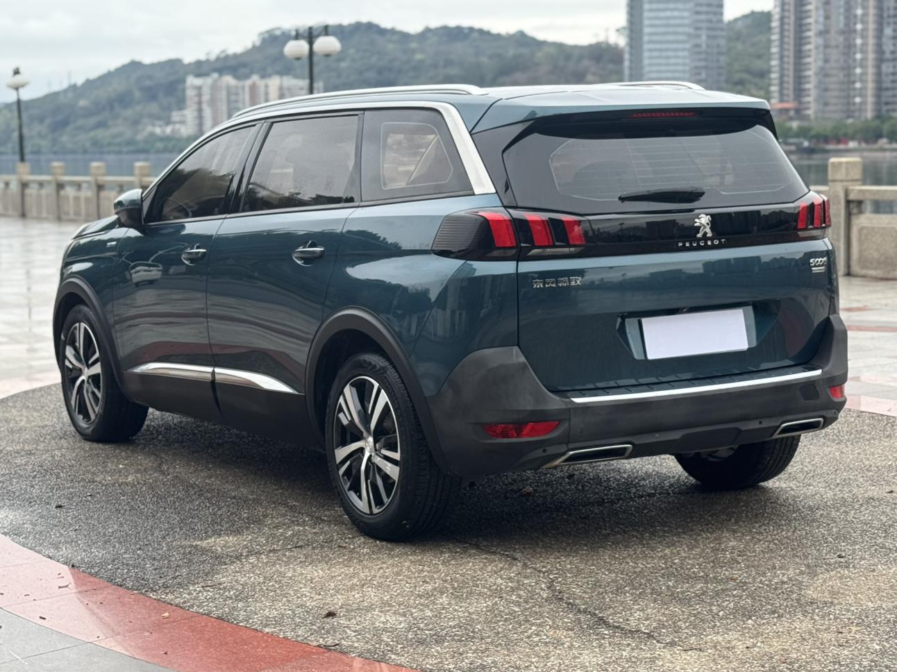 Peugeot 5008 2017 thumb 2