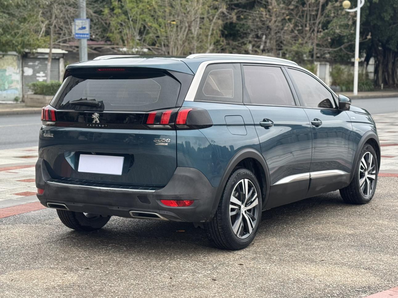 Peugeot 5008 2017 thumb 4