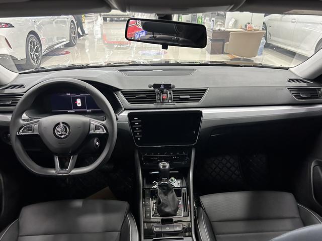 Skoda Superb 2024 thumb 4