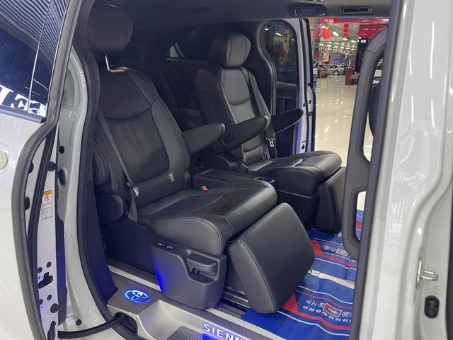 Toyota Sienna 2021 thumb 4