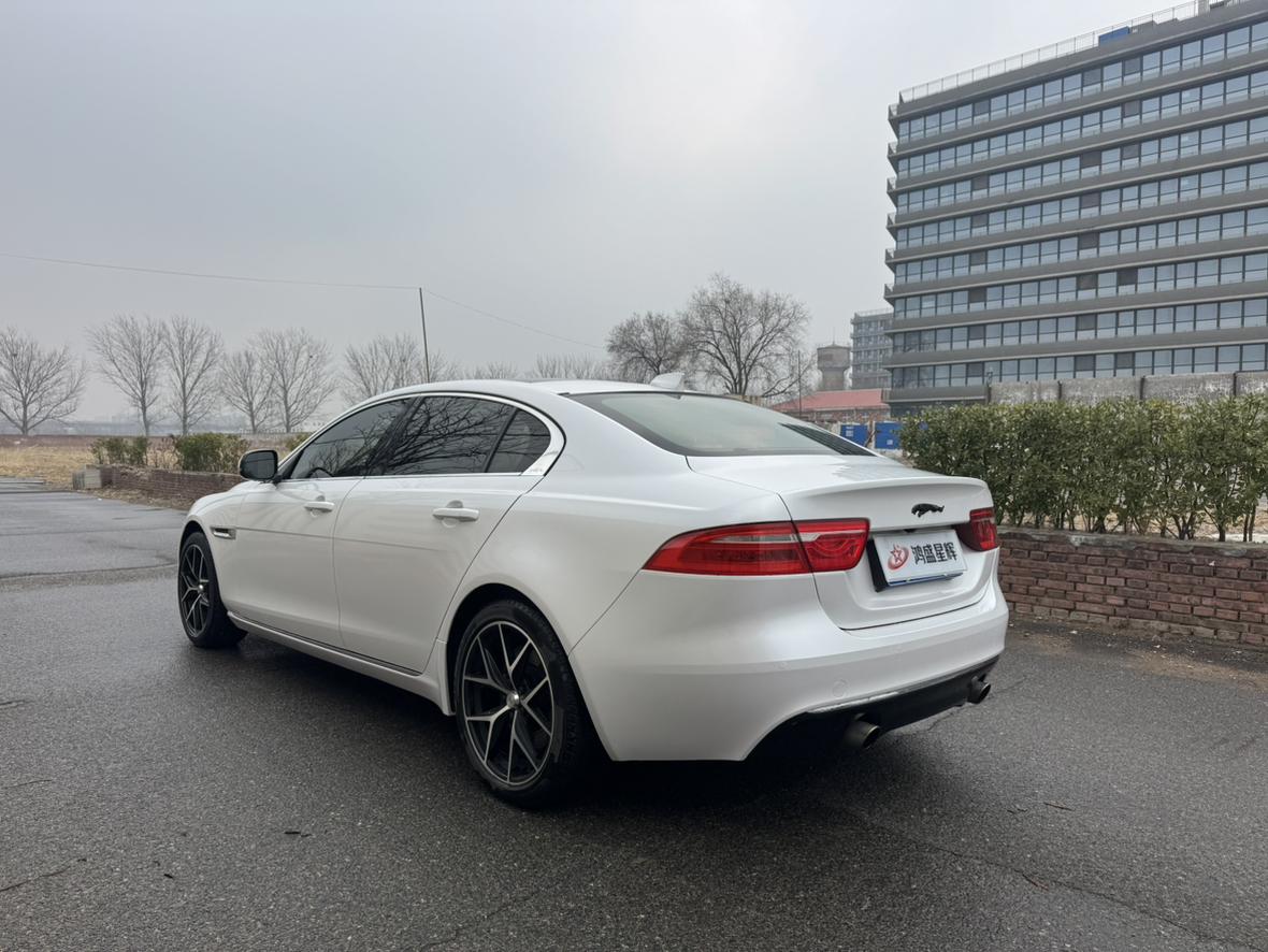 Jaguar XE 2018 thumb 2