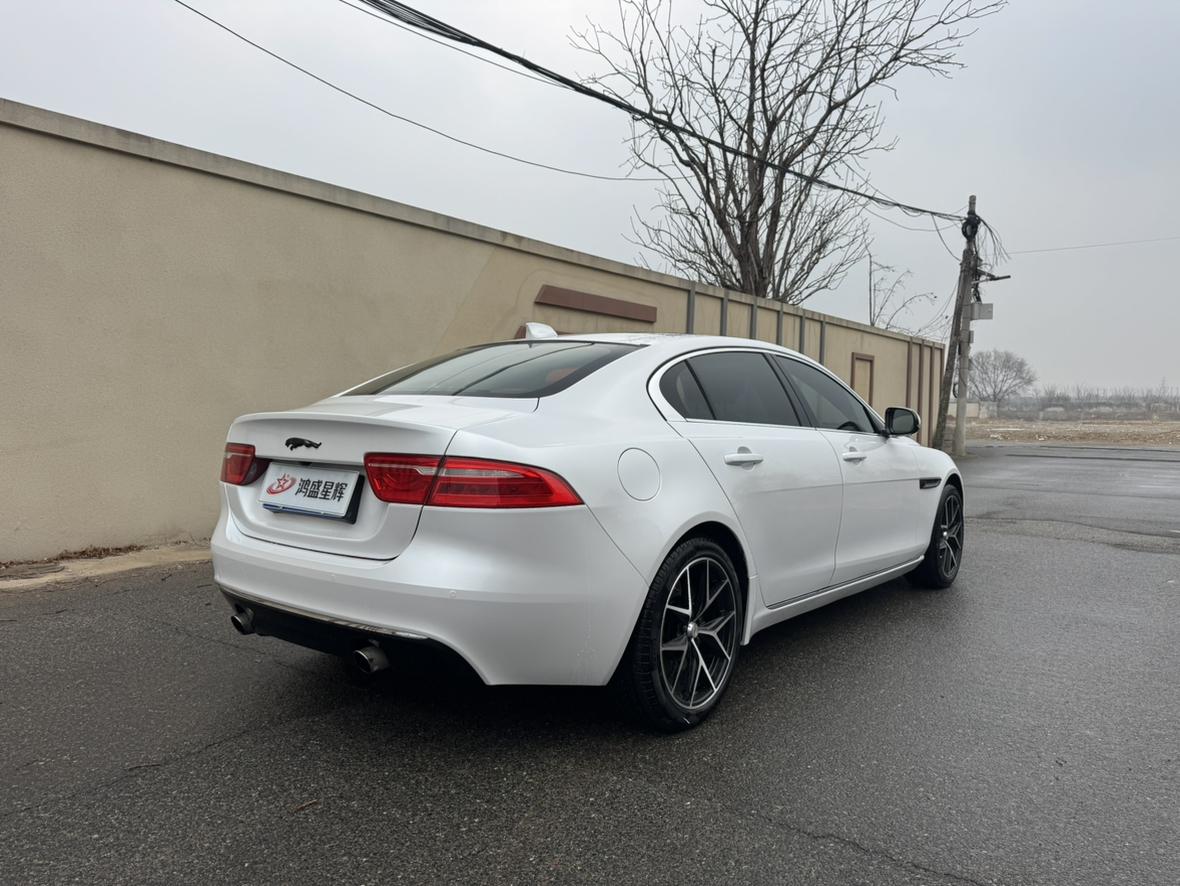Jaguar XE 2018 thumb 4